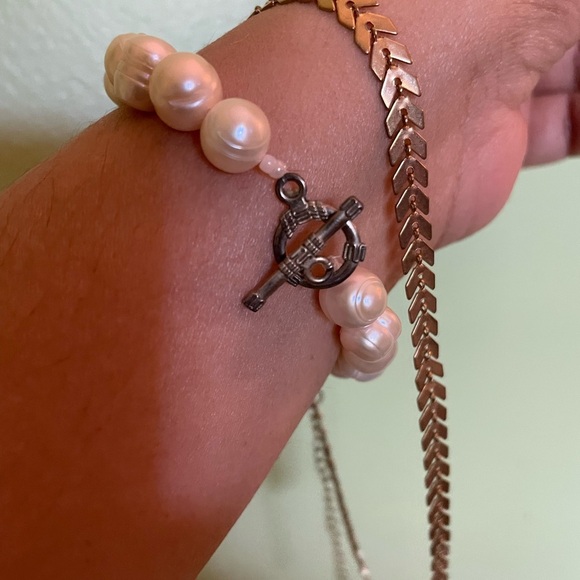 Elegant Gold and Pearl Bracelet Set - Picture 5 of 6